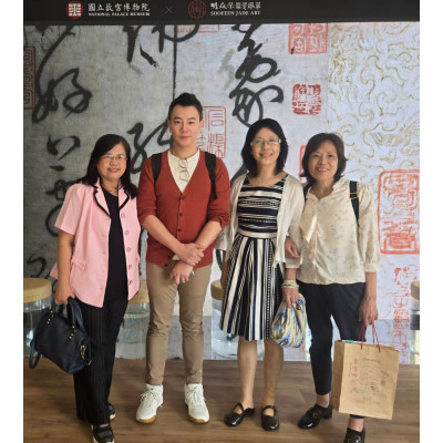 這張照片呈現一場具文化與藝術交流意義的參訪活動,背景可見「國立故宮博物院 × 胡焱榮翡翠風華」的視覺元素,顯示此次場域具有高度文化與藝術價值,結合傳統書法與翡翠藝術的展示氛圍,整體定位偏向高端文化與收藏市場。 這張照片呈現一場具文化與藝術交流意義的參訪活動,背景可見「國立故宮博物院 × 胡焱榮翡翠風華」的視覺元素,顯示此次場域具有高度文化與藝術價值,結合傳統書法與翡翠藝術的展示氛圍,整體定位偏向高端文化與收藏市場。